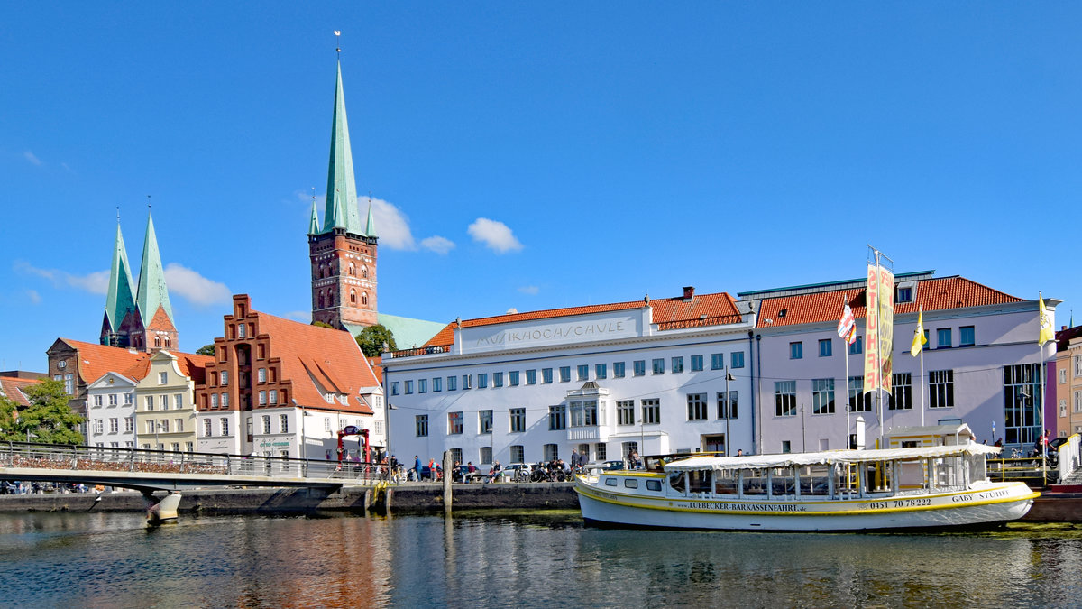 GABY STÜHFF am 1.10.2020 an der Obertrave in Lübeck. Das Schiff wurde 1940 auf der Vulcan-Werft in Stettin gebaut und ist als Senatsbarkasse und Bereisungsboot unter dem Namen „Luba  um Lübeck gefahren. Mit der Zeit wurde sie zur Wirtschaft- und Schleppbarkasse der Hansestadt Lübeck, die sie in den 80er Jahren verkaufte. Zunächst wurde sie auf der Ilmenau als „Stint  eingesetzt, danach auf der Havel in Brandenburg als „Havelnixe . Von dort holte man sie zurück an /auf die Trave. Technische Daten
: Baujahr: 1940 Vulcan-Werft Stettin, Länge: 14.28m, Breite: 3,54m, Tiefgang: 1.10m, Motor: Mercedes Benz 140 PS, Plätze: 35 Personen 