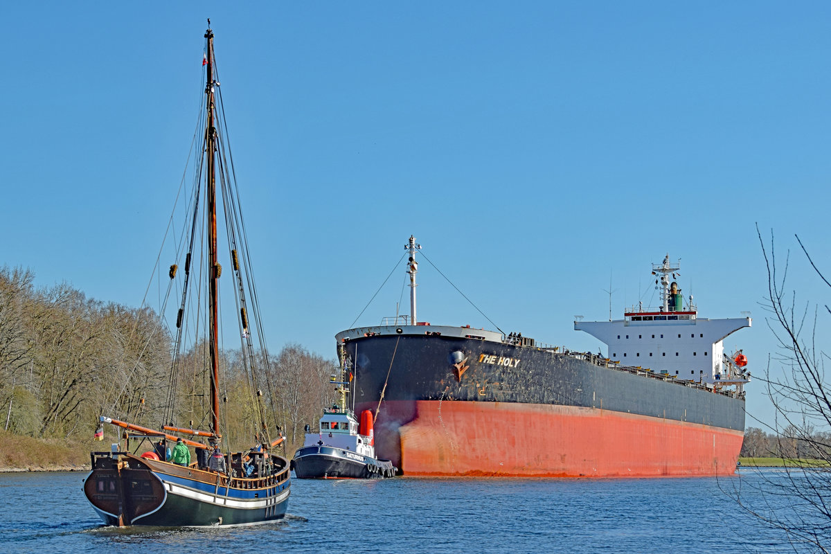 Gaffelkutter DIE ZWILLINGE VON KAPPELN auf der Trave beim Schellbruch (Lübeck). Ihm entgegen kommt der Bulk Carrier THE HOLY (IMO 9231303). Aufnahme vom 3.4.2021