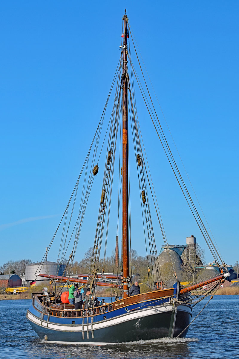 Gaffelkutter DIE ZWILLINGE VON KAPPELN auf der Trave unweit Nordlandkai Lübeck. Aufnahme vom 3.4.2021