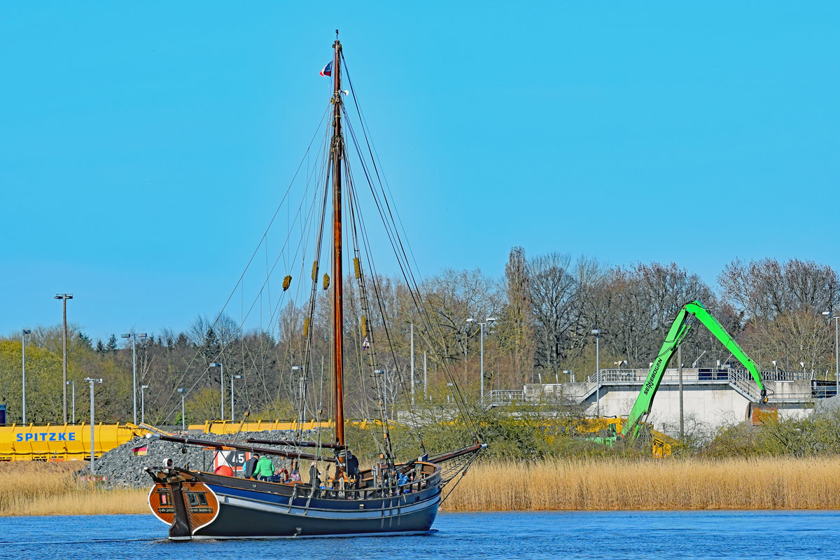 Gaffelkutter DIE ZWILLINGE VON KAPPELN auf der Trave unweit Nordlandkai Lübeck. Aufnahme vom 3.4.2021