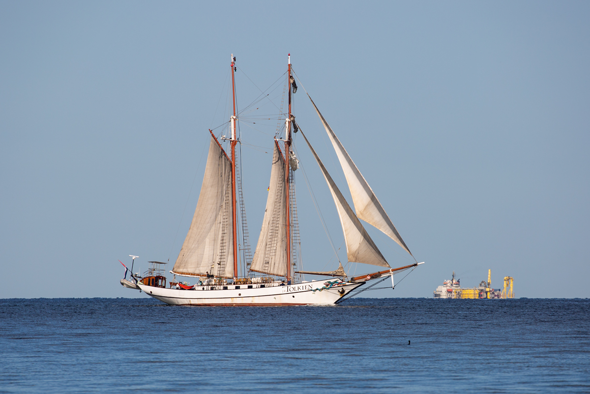 Gaffeltop-Segelschoner J.R. Tolkien vor Rügen, im Hintergrund gerade noch zu erkennen das Kabelleger NDURANCE (IMO 9632466). -21.08.2021
