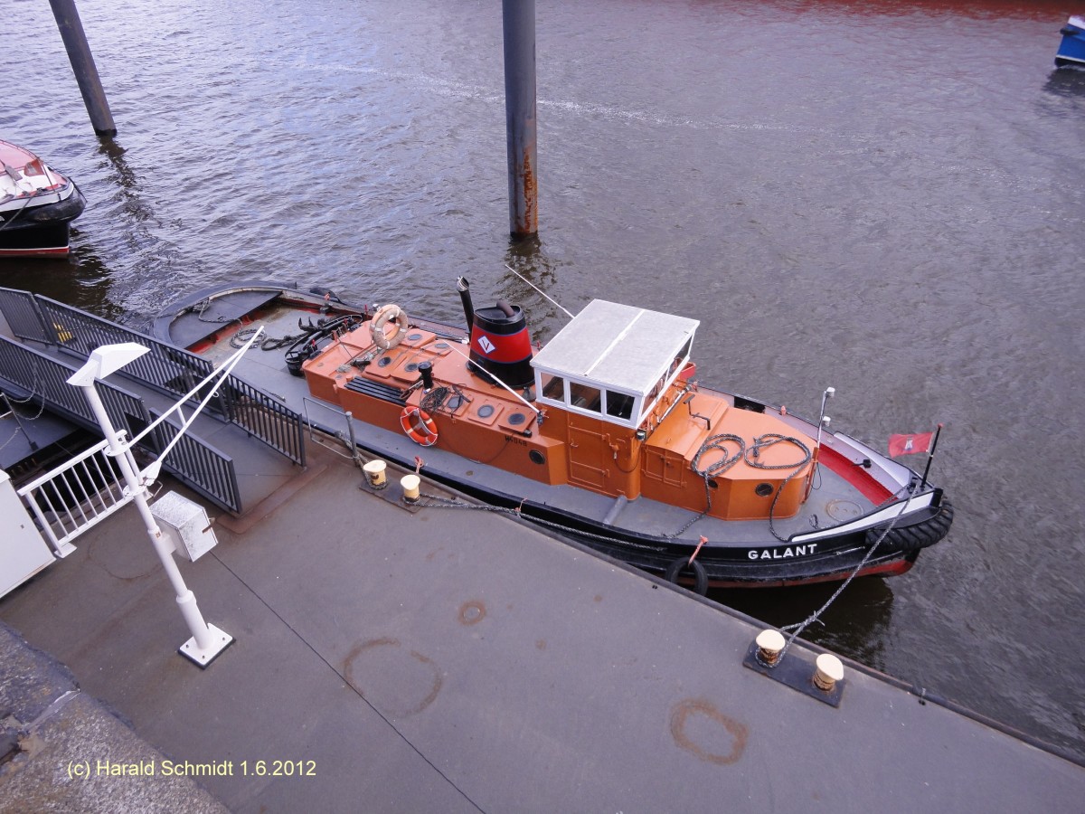 GALANT am 1.6.2012, Hamburg, Elbe, Liegeplatz Vorsetzen (Sielponton) /

Schlepper / Lüa 14,87 m, B 3,91 m, Tg 1,25 m / 1927 bei Oelkers, Hamburg-Neuhof, Verbunddampfmaschine, 92 PS, Heizfläche 25 m², für L&R / 1960 Umbau bei Jastram auf Diesel, 120 PS / jetzt 140 PS / 1971 an Helmut Kau / 1999 an Heinrich K. Vogler /
