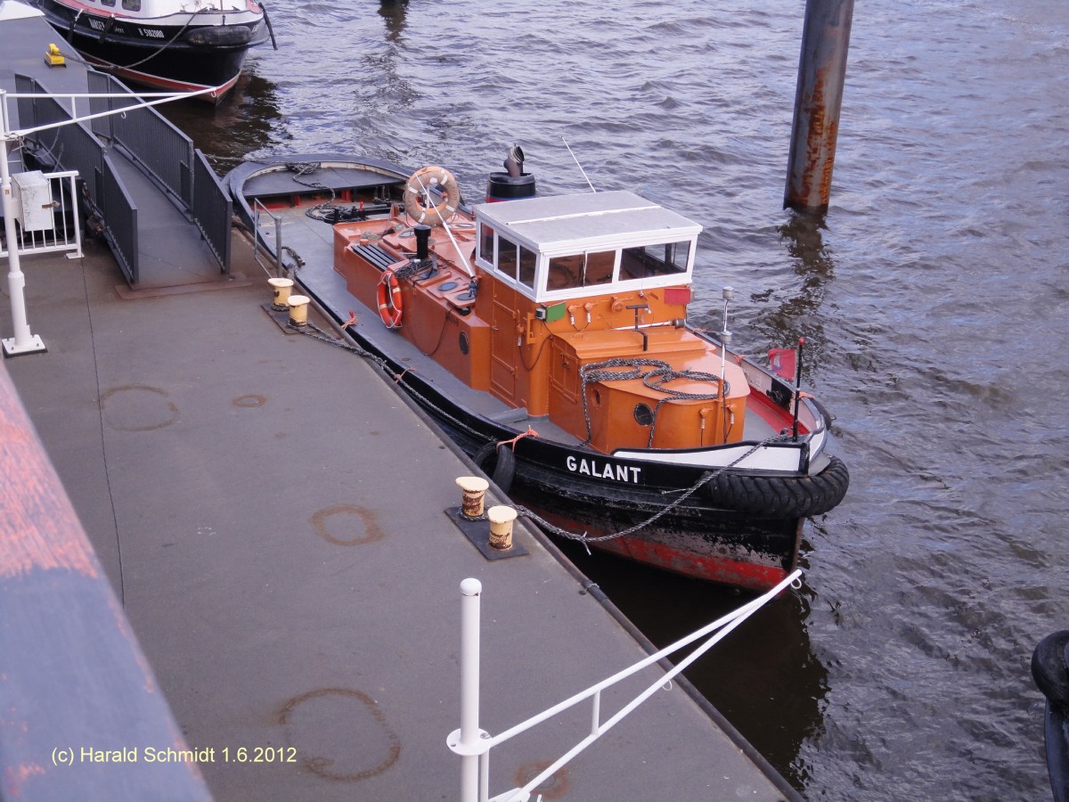 GALANT am 1.6.2012, Hamburg, Elbe, Liegeplatz Vorsetzen (Sielponton) /

Schlepper / Lüa 14,87 m, B 3,91 m, Tg 1,25 m / 1927 bei Oelkers, Hamburg-Neuhof, Verbunddampfmaschine, 92 PS, Heizfläche 25 m², für L&R / 1960 Umbau bei Jastram auf Diesel, 120 PS / jetzt 140 PS / 1971 an Helmut Kau / 1999 an Heinrich K. Vogler /
