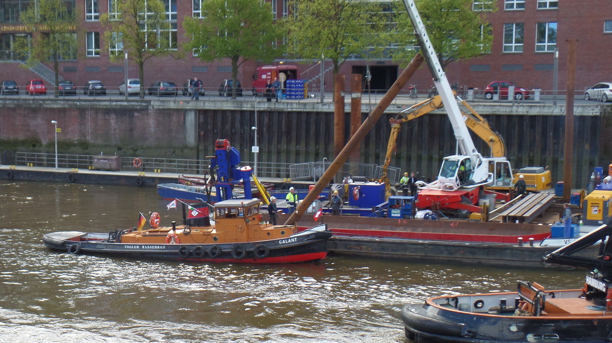 GALANT am 4.5.2016, Hamburg, Elbe, bei Arbeiten im Binnenhafen / Schlepper / Lüa 14,87 m, B 3,91 m, Tg 1,25 m / 1927 bei Oelkers, Hamburg-Neuhof, Verbunddampfmaschine, 92 PS, Heizfläche 25 m², für L&R / 1960 Umbau bei Jastram auf Diesel, 120 PS / jetzt 140 PS / 1971 an Helmut Kau / 1999 an Heinrich K. Vogler / 