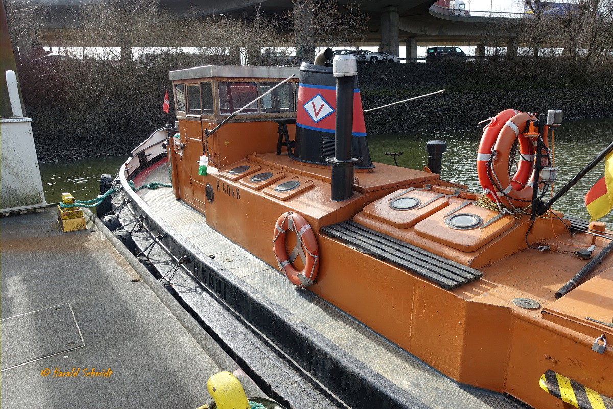 GALANT (H4048)  am 27.2.2023, Hamburg, Liegeplatz Travehafen - Detailansicht: Ruderhaus und Maschinenhaus  /

Schlepper / Lüa 14,87 m, B 3,91 m, Tg 1,25 m / 1927 bei Oelkers, Hamburg-Neuhof, Verbunddampfmaschine, 92 PS, Heizfläche 25 m², für L&R / 1960 Umbau bei Jastram auf Diesel, 120 PS / jetzt 140 PS / 1971 an Helmut Kau / 1999 an Heinrich K. Vogler /
