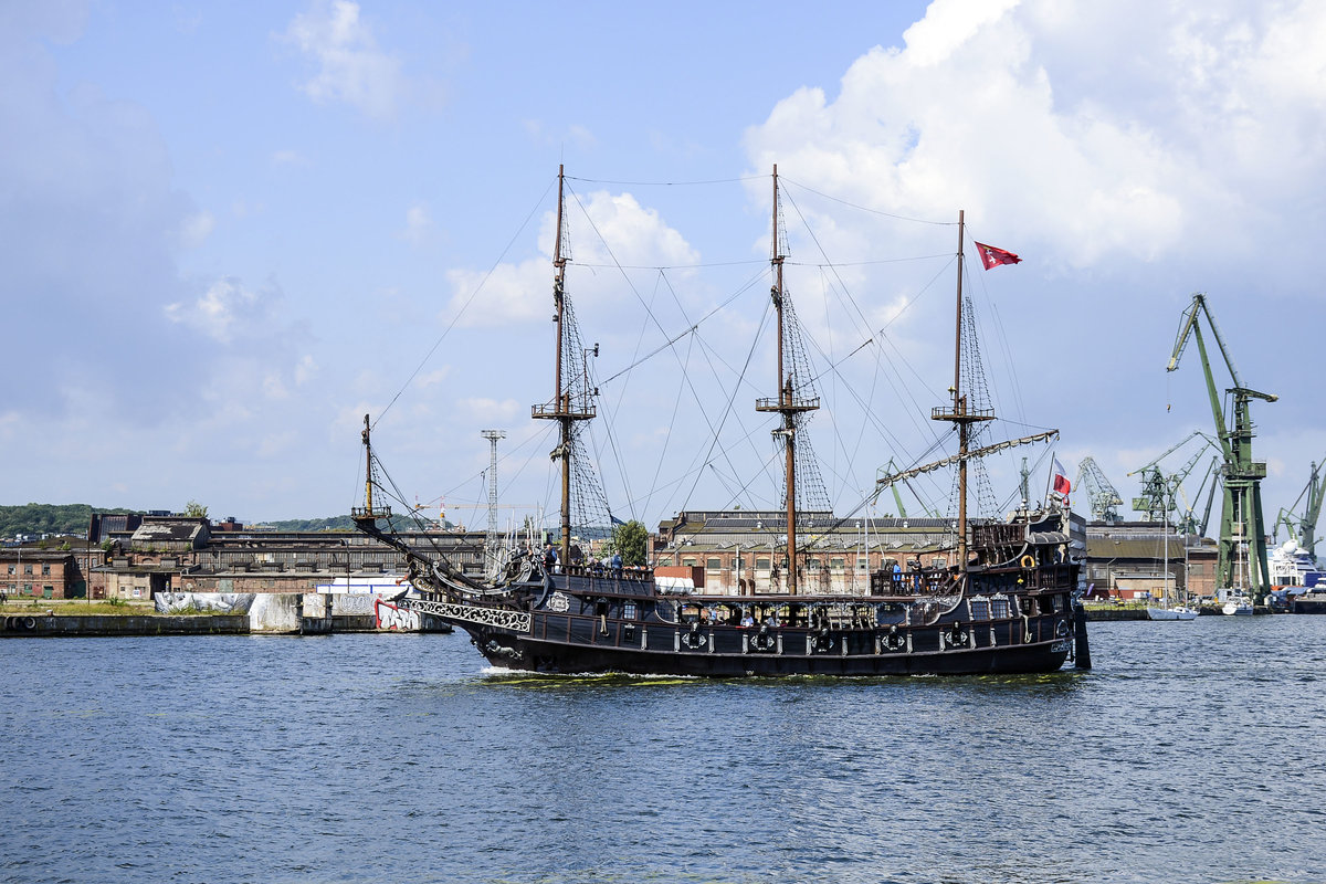 Galeon Lew - Von Danzig (Gdansk) aus, kann man auf der Motlau mit Schiffen durch den Danziger Hafen bis zur Westerplatte fahren. Dem Ort, an dem der 2. Weltkrieg begann. Im Hafen liegen auch zwei (nachgebaute) Piratenschiffe mit denen man die Fahrt antreten kann. Aufnahme: 13. August 2019.