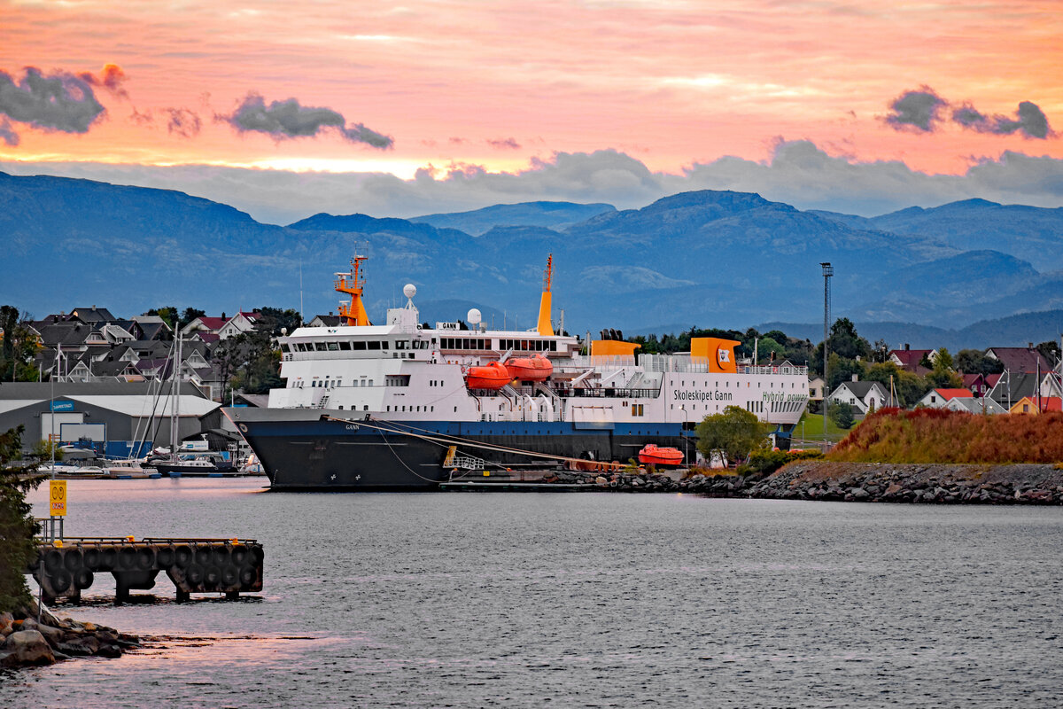 GANN (IMO 8019344) am 05.09.2022 bei Sonnenaufgang im Hafen von Stavanger / Norwegen. Länge 108 Meter, Breite 16 m