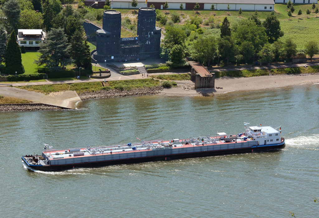 Gastanker  Imperial Gas 79  querab der Rheinbrücke in Remagen -  03.07.2014