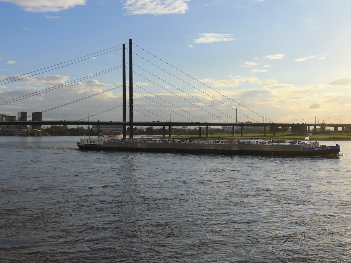 Gastanker  Imperial Gas 84  an der  Rheinkniebrücke am 29. Juli 2017.