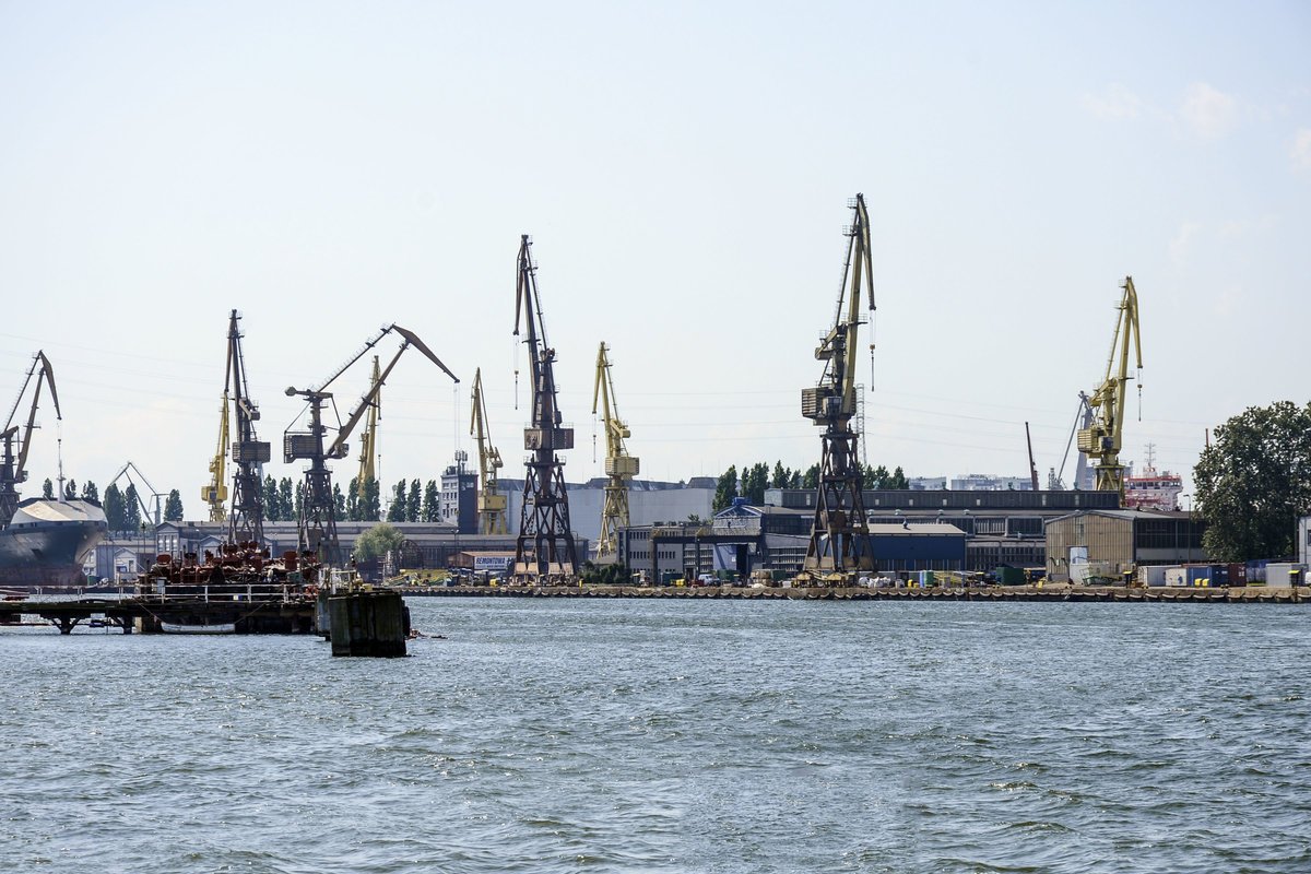 Gdansk - Kräne an der Mottlau (polnisch: Motława) im Danziger Hafen. Der Hafen von Danzig ist der größte Hafen Polens und der viertgrößte an der Ostsee. Aufnahme: 13. August 2019.