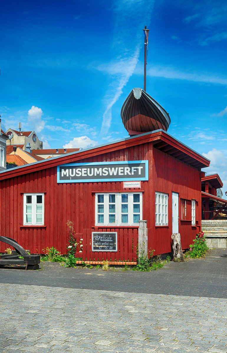 Gebäude des Museumswerfts in Flensburg. n der Museumswerft Flensburg werden Segel- und Arbeitsboote gebaut und restauriert, wie sie vor 100 bis 200 Jahren im Ostseeraum zu sehen waren. Es wird der Werftalltag der Vergangenheit dargestellt und es werden Kurse im Umgang mit den alten Werkzeugen angeboten. Aufnahme: 18. Juli 2020.