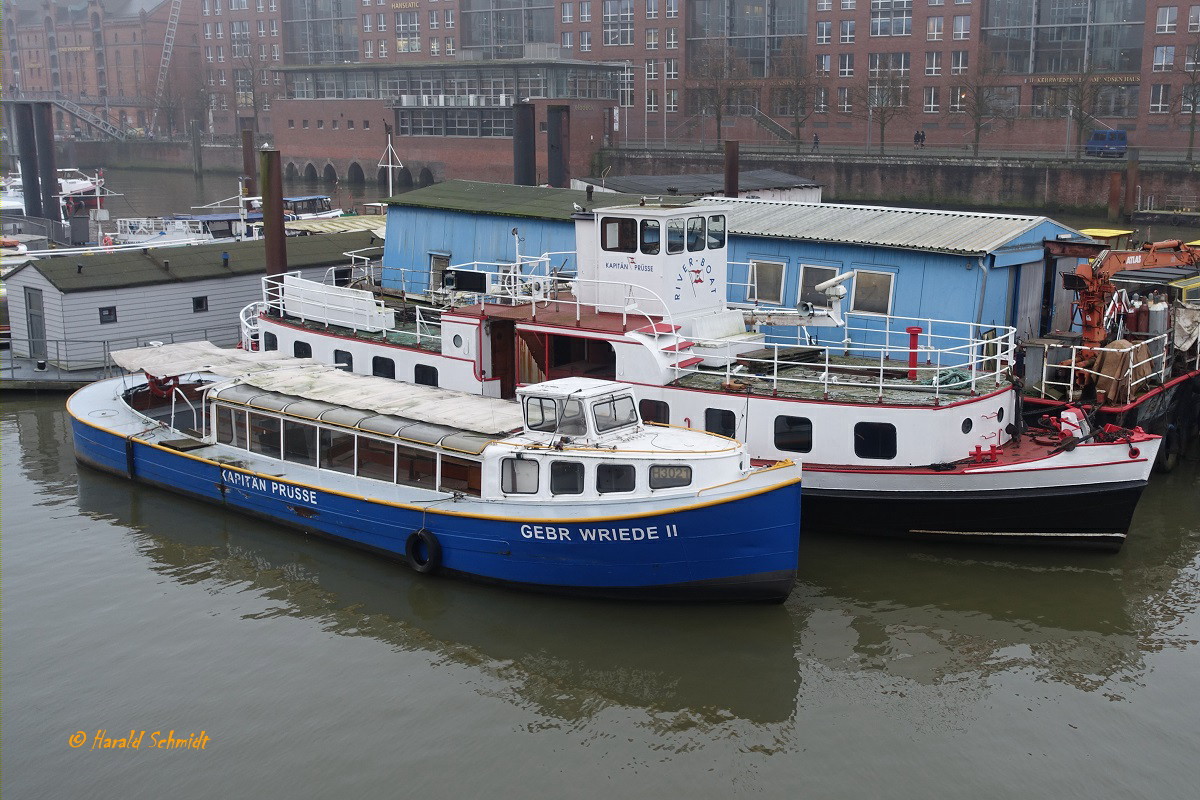 GEBR. WRIEDE II   (ENI 05106020) am 17.12.2021, Hamburg im Binnenhafen an den Prüsse-Anlagen  / 

Barkasse / Lüa 18,06 m, B 3,98 m, Tg 1,36  m, ? nach Umbau zur sinksicheren Barkasse / 1 Diesel, 169 kW (230 PS) / 90 Fahrgäste / erbaut 1939 bei Wulf, Hamburg /
