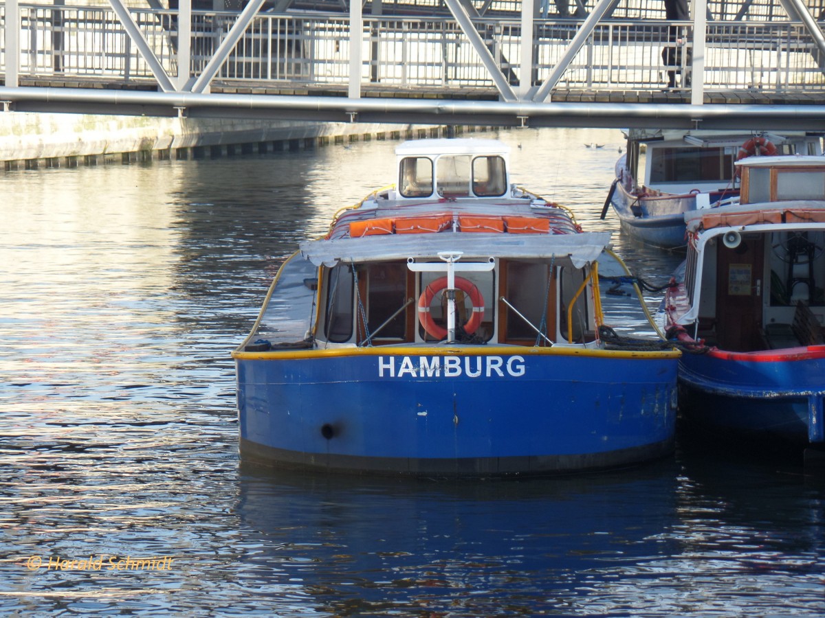 GEBR: WRIEDE II   (ENI 5106020) am 14.1.2014, Hamburg, Elbe Hinterkante Landungsbücken /

Barkasse / Lüa 18,06 m, B ? nach Umbau zur sinksicheren Barkasse, Tg 1,36  m / 230 PS / 90 Fahrgäste / erbaut 1939 bei Wulf, Hamburg /
