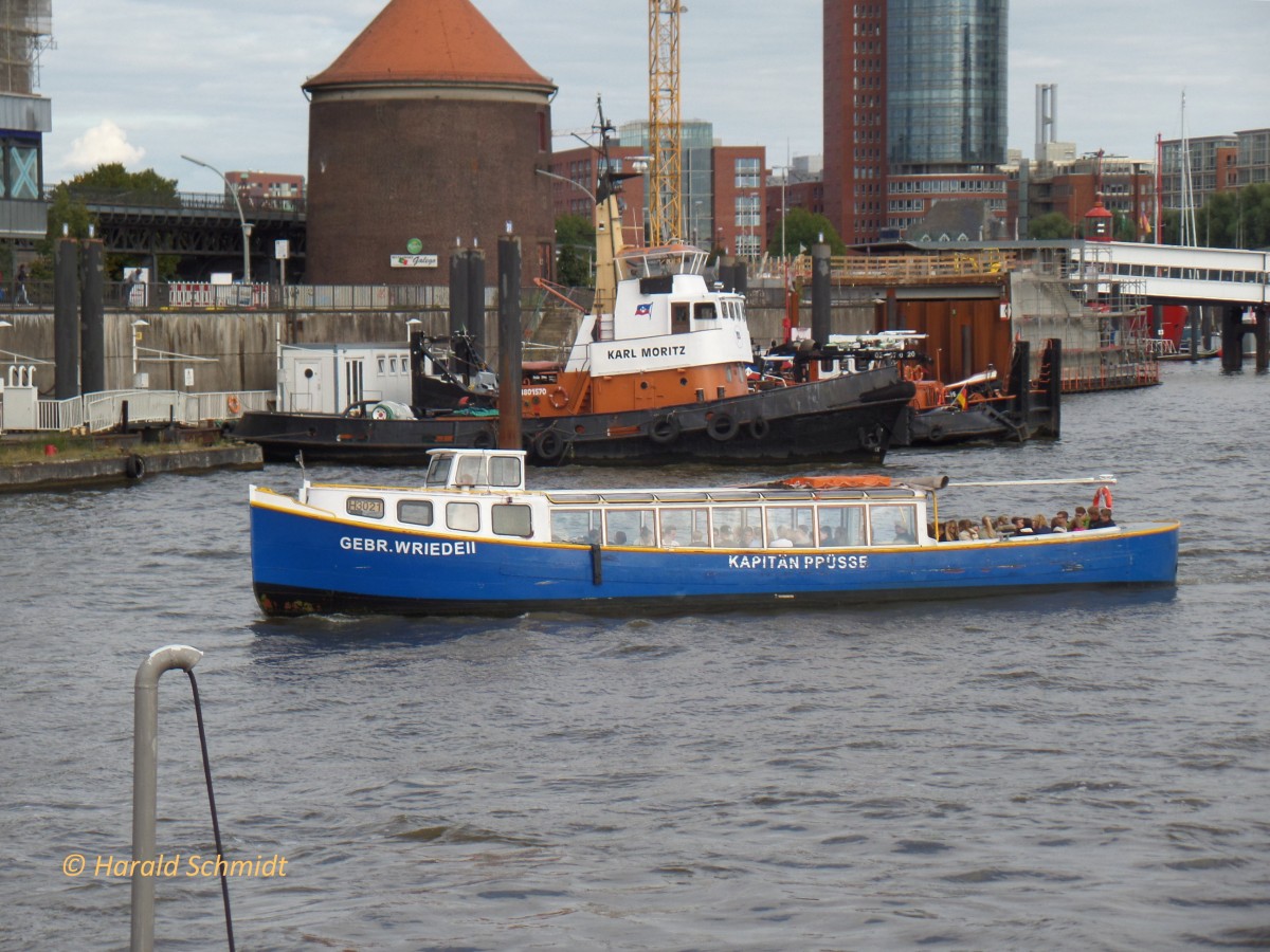 GEBR: WRIEDE II   (ENI 5106020) am 14.1.2014, Hamburg, am Ende der Landungsbrücken, Einfahrt zu den Liegeplätzen Hinterkante Landungsbücken /

Barkasse / Lüa 18,06 m, B ? nach Umbau zur sinksicheren Barkasse, Tg 1,36  m / 230 PS / 90 Fahrgäste / erbaut 1939 bei Wulf, Hamburg /
