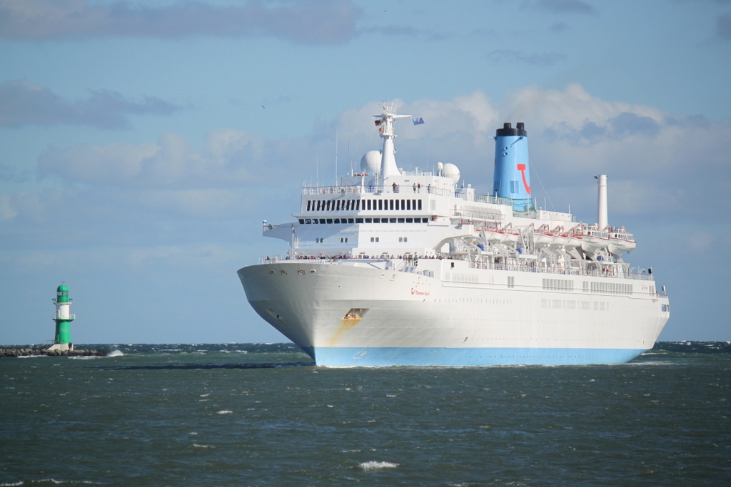 gegen 08:30 Uhr kam die Thomson Spirit auf ihrem Weg von Newcastle nach Helsinki in Warnemnde vorbei sie legte spter im Rostocker berseehafen an.22.06.2014