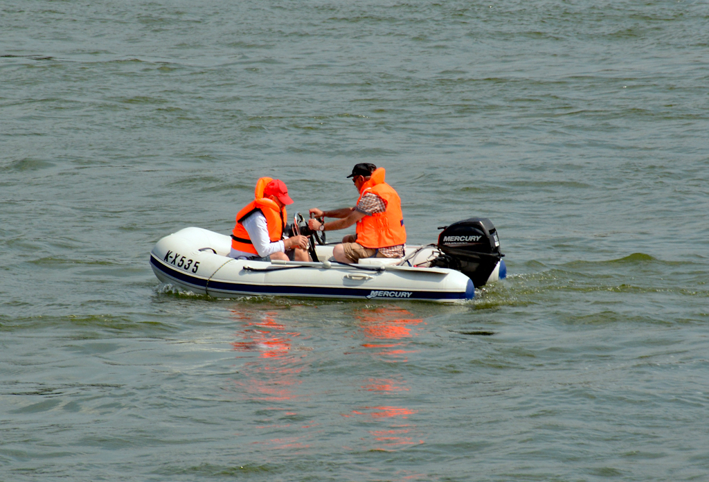 Gemütlich schipperts sich mit einem Schlachboot und ein paar PS auf dem Rhein in Bonn - 14.08.2016