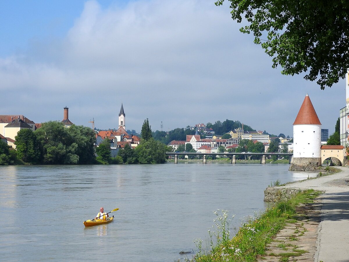 Gemütliches Paddeln im Inn kurz vor der Mündung in die Donau bei Passau; 220630
