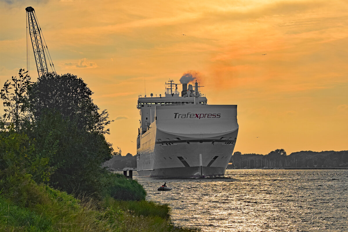 GENCA (IMO 9307372, Transfennica) am Abend des 13.08.2021 im Lübecker Hafen bei  Lübeck-Schlutup