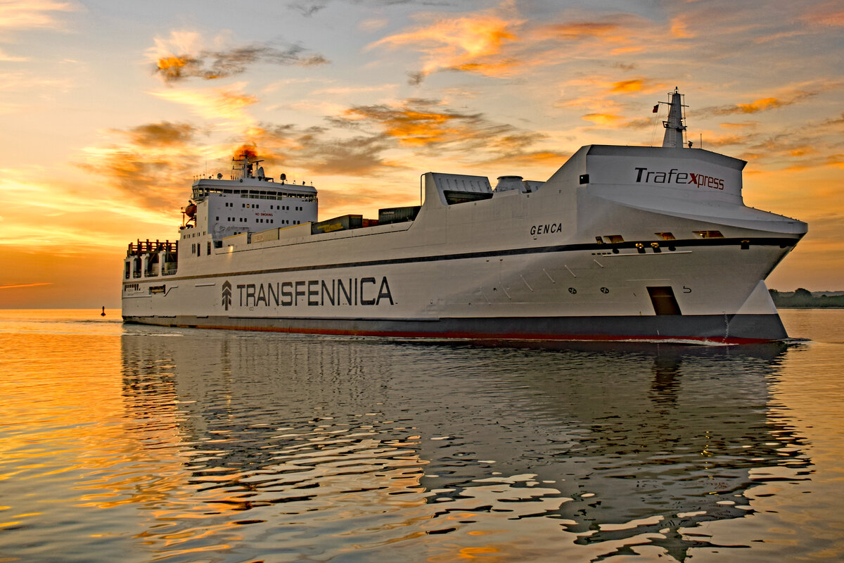 GENCA (IMO 9307372, Transfennica) am 04.08.2022 kurz vor Sonnenaufgang in der Ostsee vor Lübeck-Travemünde