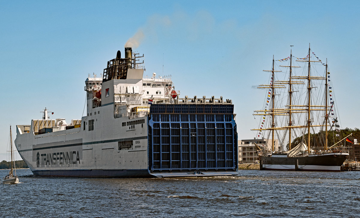 GENCA (IMO:9307372) am 09.07.2017 Lübeck-Travemünde auslaufend. Rechts im Bild: die Viermastbark PASSAT 