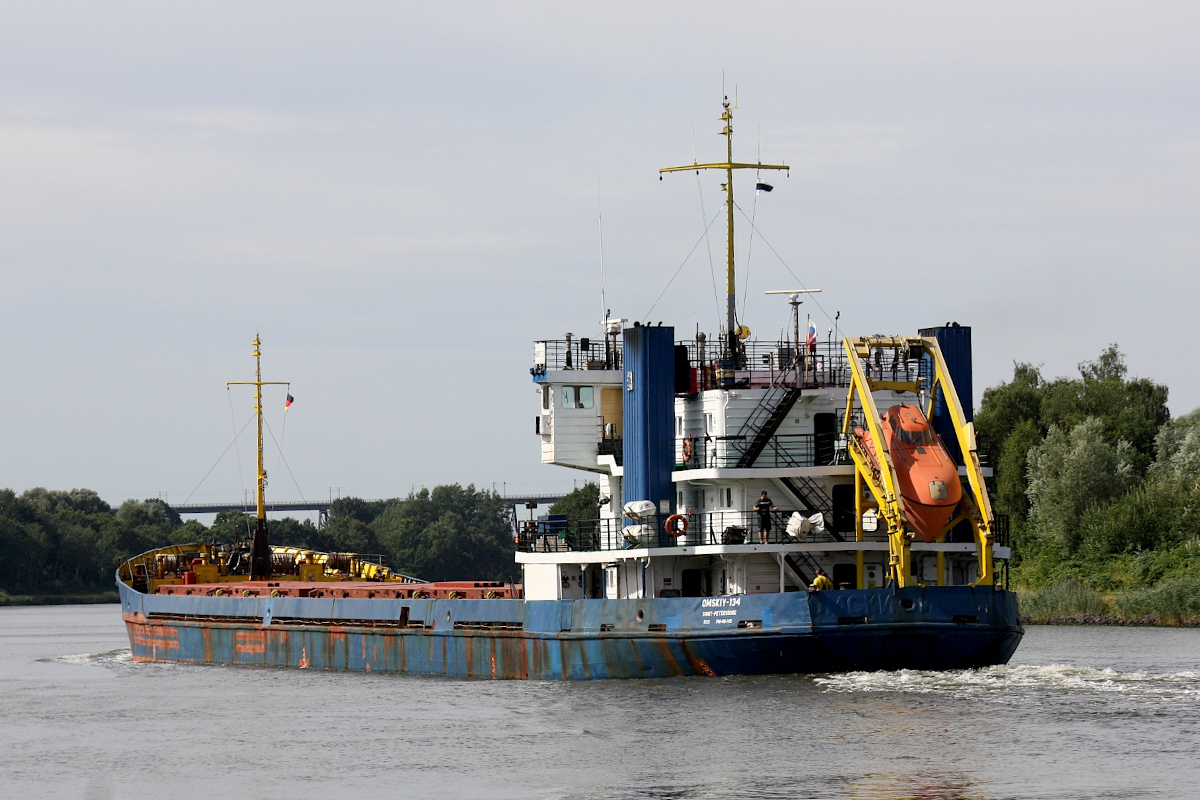 General cargo OMSKIY-134 (IMO:8881711) L.108 m B.15 m Flagge Russian am 29.07.2022 im NOK bei Schacht Audorf.