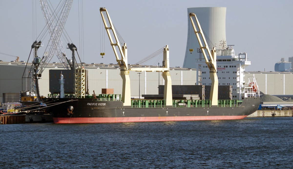 General Cargo Ship  Pacific Victor  am 04.10.14 in Rostock.