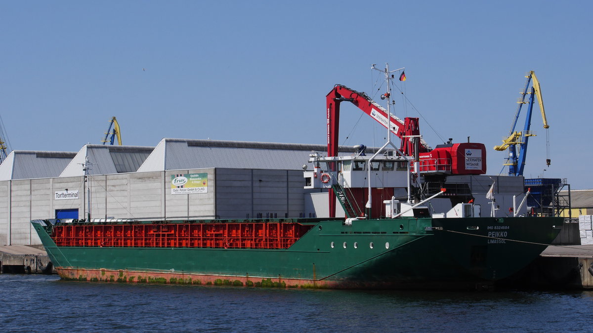 General Cargo Ship PEIKKO, Limassol (Zypern), IMO 8324684, Baujahr 1983 liegt von Swinoujscie (Swinemünde) kommend am Torfterminal im Seehafen Wismar; 04.06.2016
