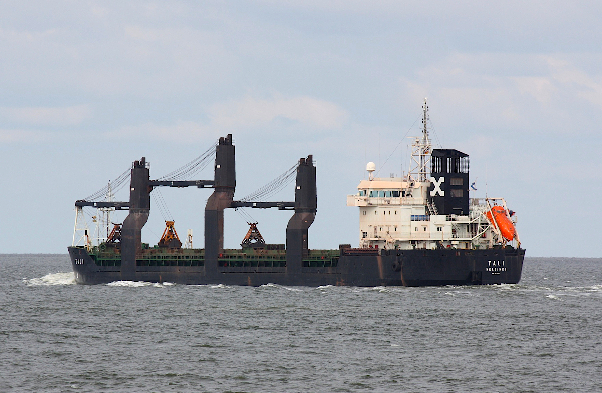 General Cargo TALI (IMO:9173692) Flagge Finland auf der Elbe am 19.09.2021 vor Cuxhaven.