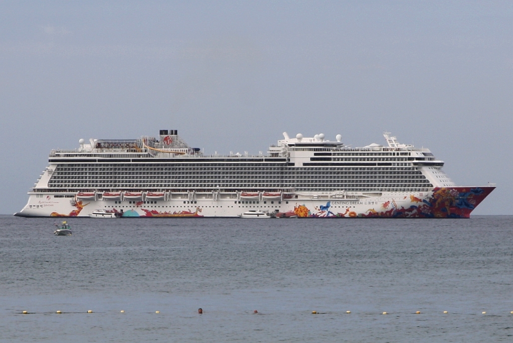  Genting Dream  IMO 9733105 (Baujahr 2016 - Meyer Werft / Papenburg - Heimathafen Nassau, Bahamas) am 23.Jänner 2024 in der Patong Bay vor Anker liegend.