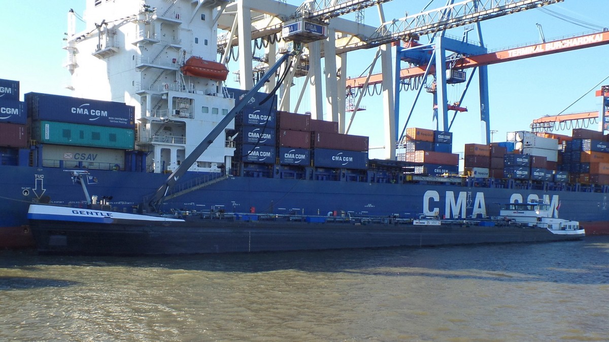 GENTLE (ENI 02333184) am 11.10.2015: Hamburg, Elbe Burchardterminal, Stromliegeplatz Athabaskakai beim bebunkern der  CMA CGM OPAL
TMS / Tonnage: 3916 t / Lüa 110 m, B 13,5 m, Tg 4,2 m / 1 Diesel, Caterpillar, 1.350 kW (1.836 PS) / gebaut 2010 / Flagge: NL, Heimathafen: Zwijndrecht, NL /
