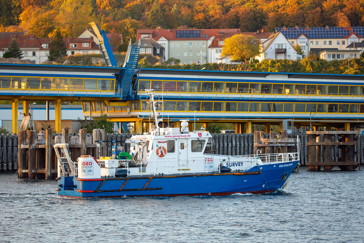 GEO STRALSUND vor dem Sassnitzer Glasbahnhof im herbstlichem Abendlicht. - 24.10.2021