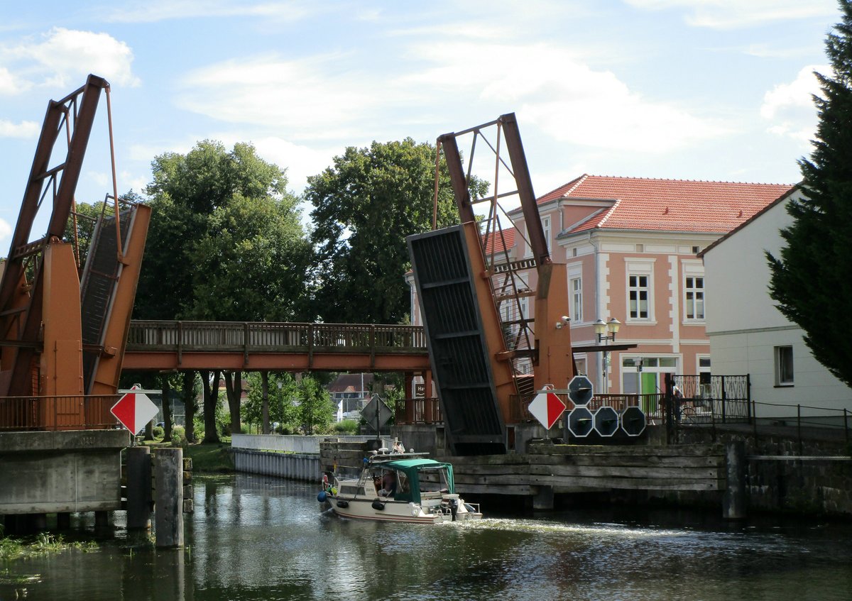 Geöffnete Dammgastbrücke am 03.09.2020 in Zehdenick / HAVEL. Ein Sportboot kann die Klappbrücke zu Tal passieren.