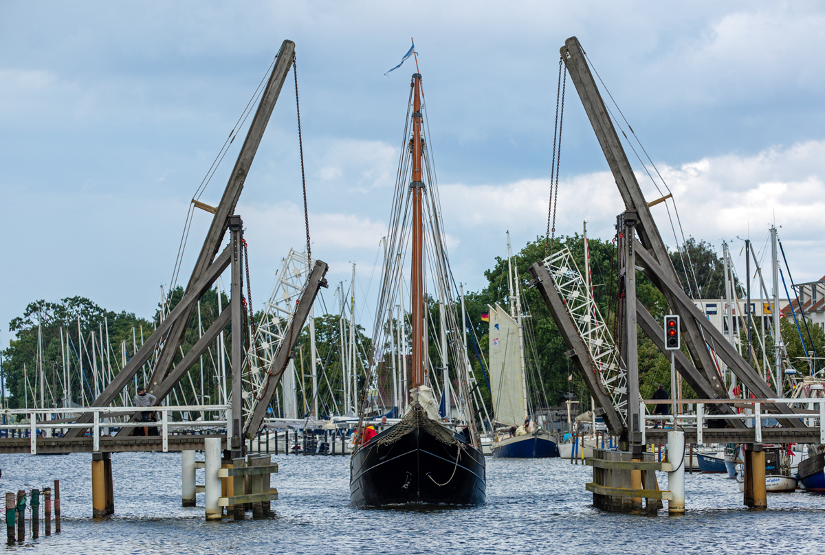 Geöffnete historische Zugbrücke über dem Flüsschen Ryck im Fischerdorf Wieck mit der durchfahrenden ONDINA. - 08.08.2021
