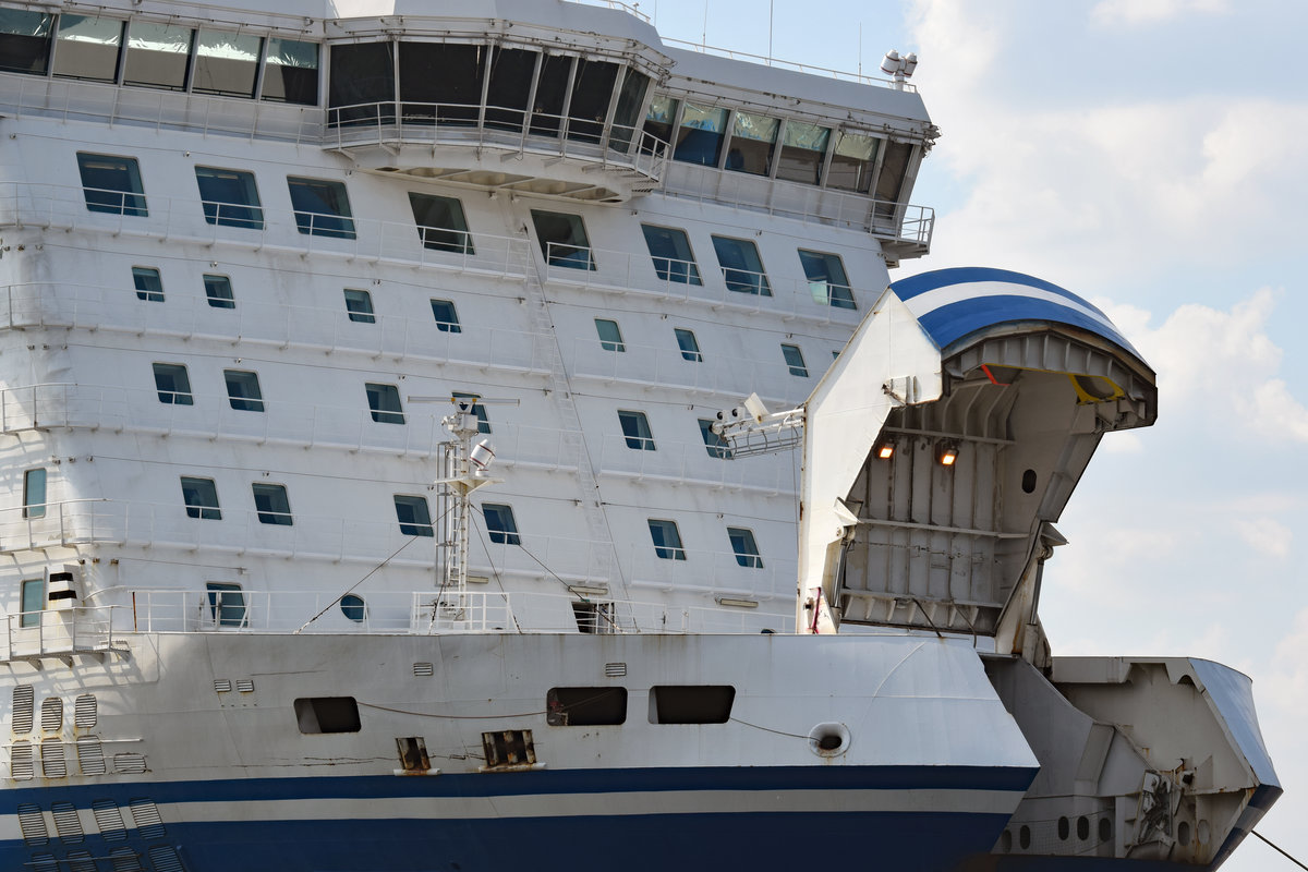 Geöffnete Klappe am Bug des Schiffes EUROPALINK (IMO 9319454) zur Belüftung des oberen Autodecks. Travemünde, 16.08.2020