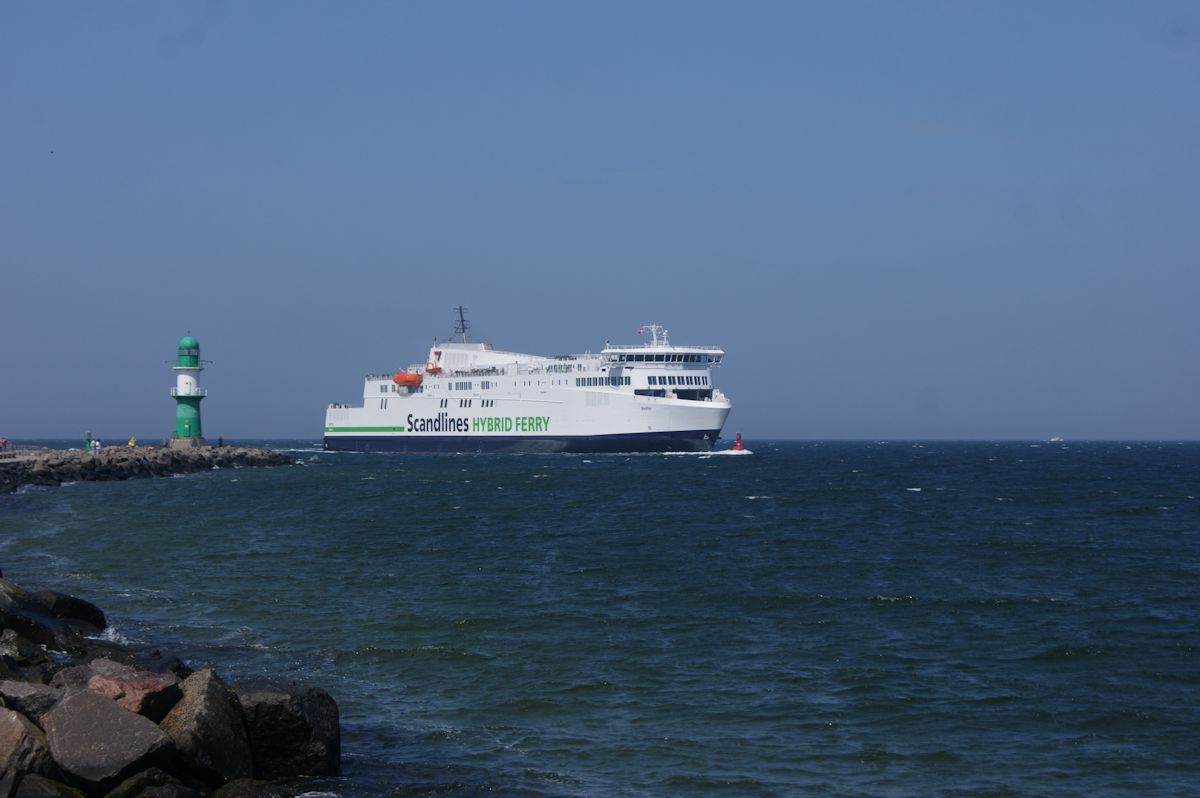 Gerade anderthalb Wochen war die Fähre Berlin zwischen Rostock und Gedser im Einsatz, als sie am 01.06.2016 kurz vor dem Ziel Rostock das Westmolenfeuer an der Warnowmündung passiert.