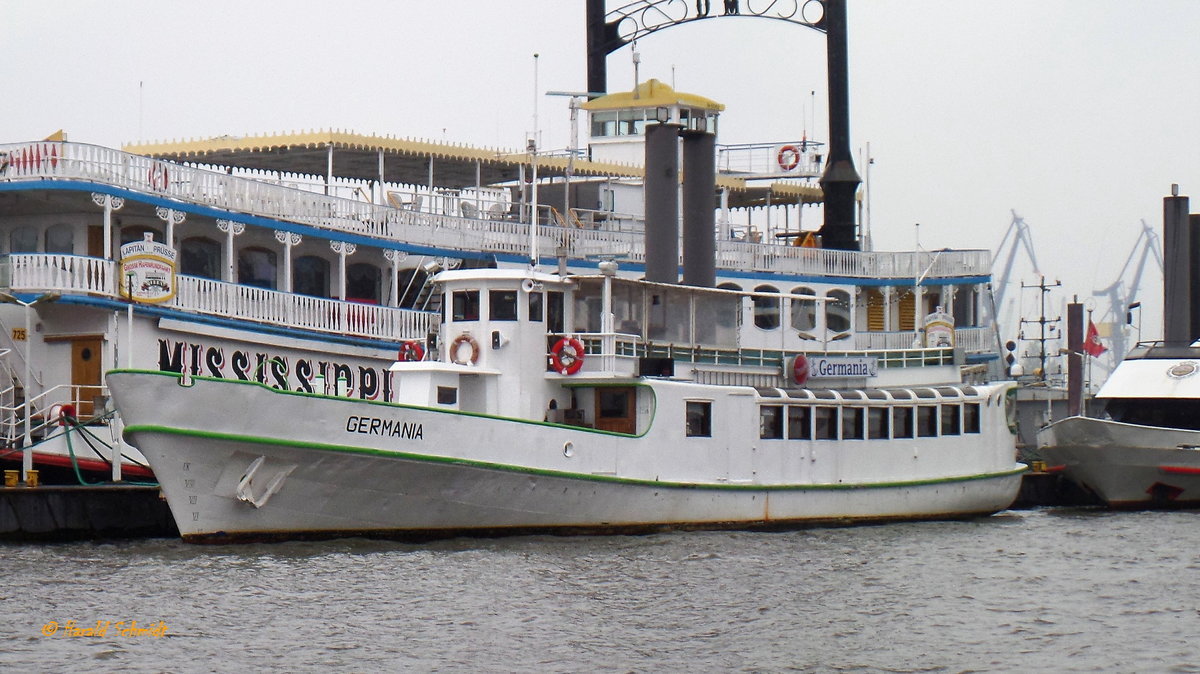 GERMANIA (ENI 05305090) am 16.7.2017, Hamburg, Elbe Innenkante Überseebrücke /
Ex-Name: NORDLAND / 
Binnenfahrgastschiff / Lüa 35 m, B 7 m, Tg 1,8 m / 1 MWM-Diesel, 294 kW (400 PS), 13 kn / gebaut 1960 bei Schichau, Bremerhaven / Passag.: Salon 70, ges. 200 / Reederei Kapitän Prüsse, Hamburg – als Romantikschiff vermarktet /

