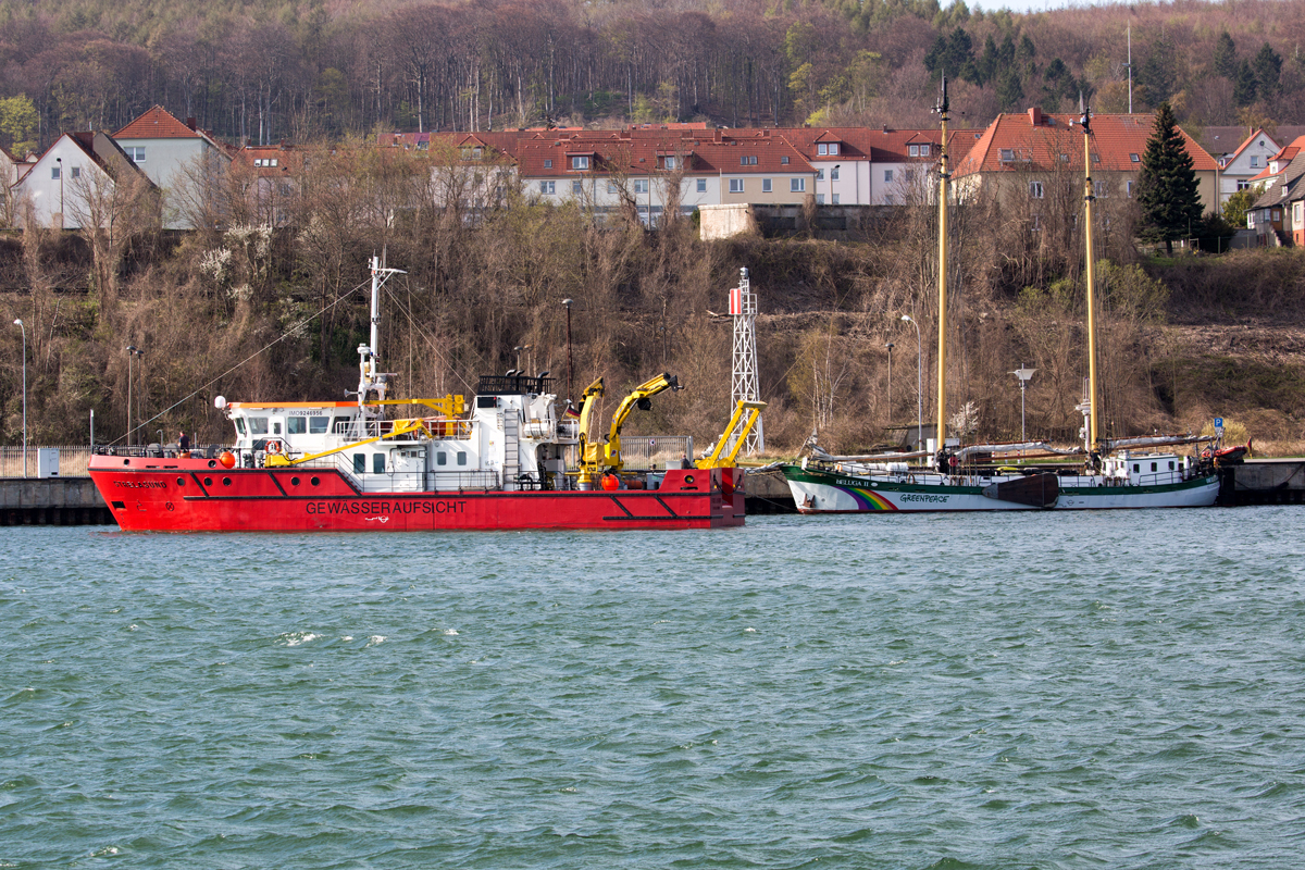 Gewässerüberwachungs - und Ölfangschiff „Strelasund“ (IMO 9246956) und Greenpeace Klipper „Beluga II“ im Sassnitzer Hafen. - 23.04.2018
