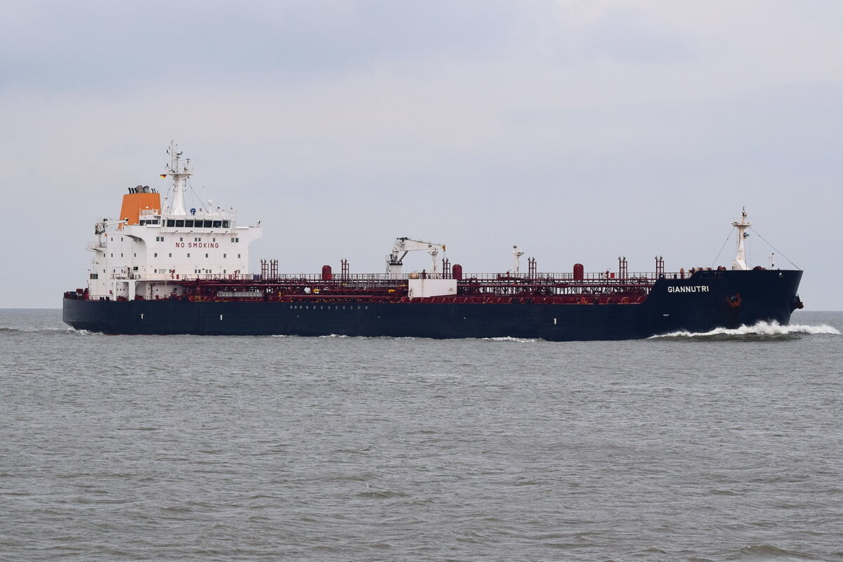 GIANNUTRI , Tanker , IMO 9286047 , Baujahr 2004 , 182.55 x 27.74 m , Cuxhaven , 12.11.2021