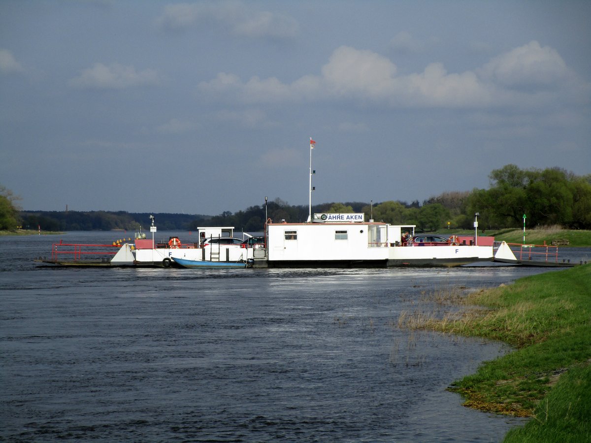 Gierseil-Fähre Aken/Elbe am 10.04.2017 am südlichem Ufer.