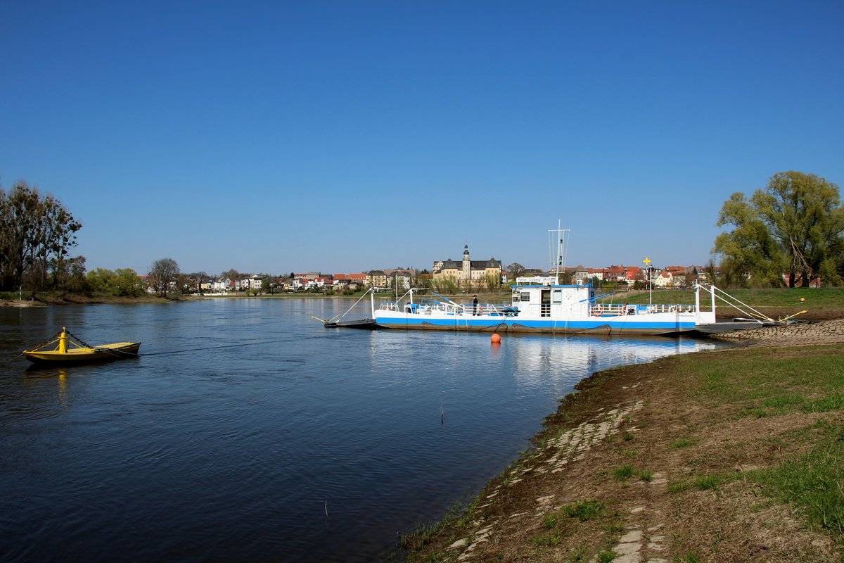 Gierseilfähre Coswig/Anhalt (04809910 , 30,65 x 7,78m) am 15.04.2019 am Östlichem Elbeufer.