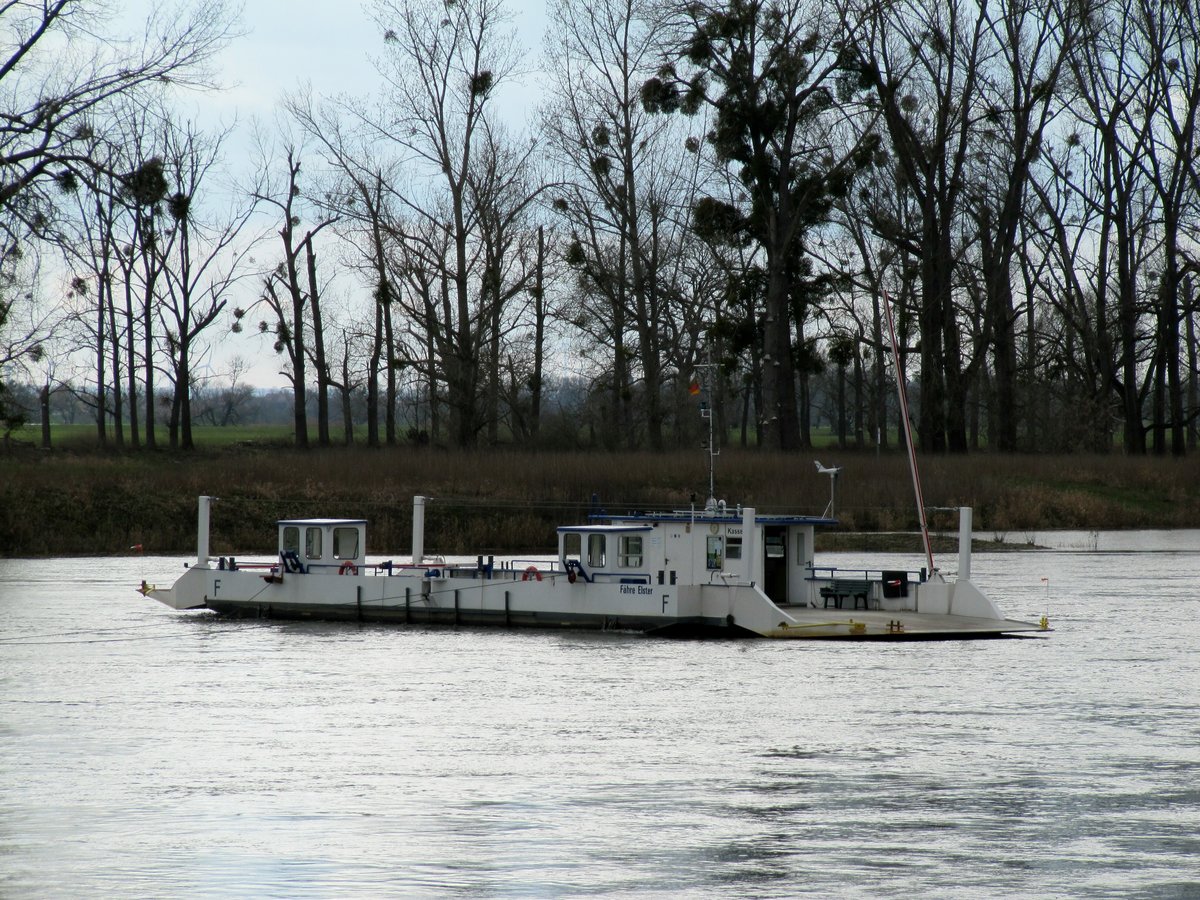 Gierseilfähre Elster am 09.03.2020 beim Übersetzen über die Elbe.