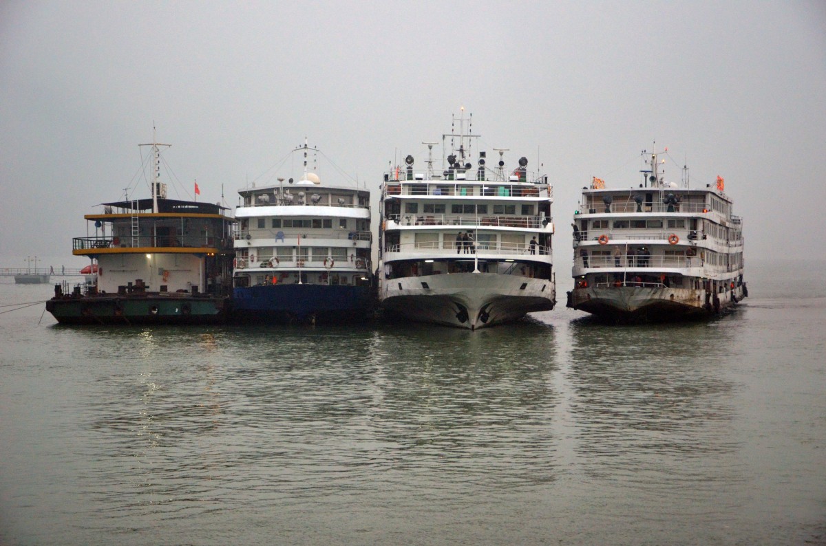 Gleich drei Flusskreuzfahrtschiffe machen bei einen  Zwischenstopp auf dem Yangzi am 24.10.2014 Richtung drei Schluchten Staudamm halt.