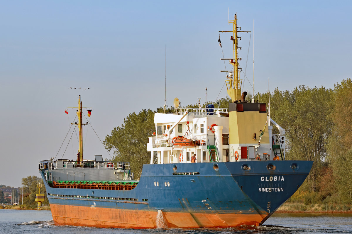 GLOBIA (IMO: 7823334, MMSI: 377455000) am 6.10.2018 in Höhe des Skandinavienkais in Lübeck-Travemünde