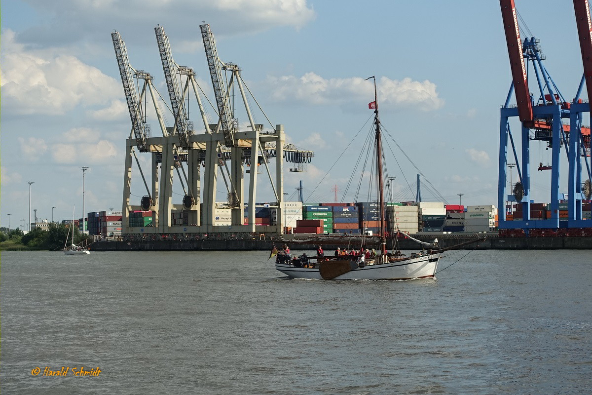 GLORIA am 14.8.2019, Hamburg, Elbe Höhe Övelgönne /
Frachtewer, Gaffelgetakelt, (Giek-Ewer) / Lüa 14,06 m, B 5,01 m / Segelfläche ca. 109 m² /  1 Diesel, Vetus-Deutz DT 43, 78 kW (106 PS, gebaut 1898 auf der Kremer-Werft in Elmshorn, restauriert 2001-2008 / 
