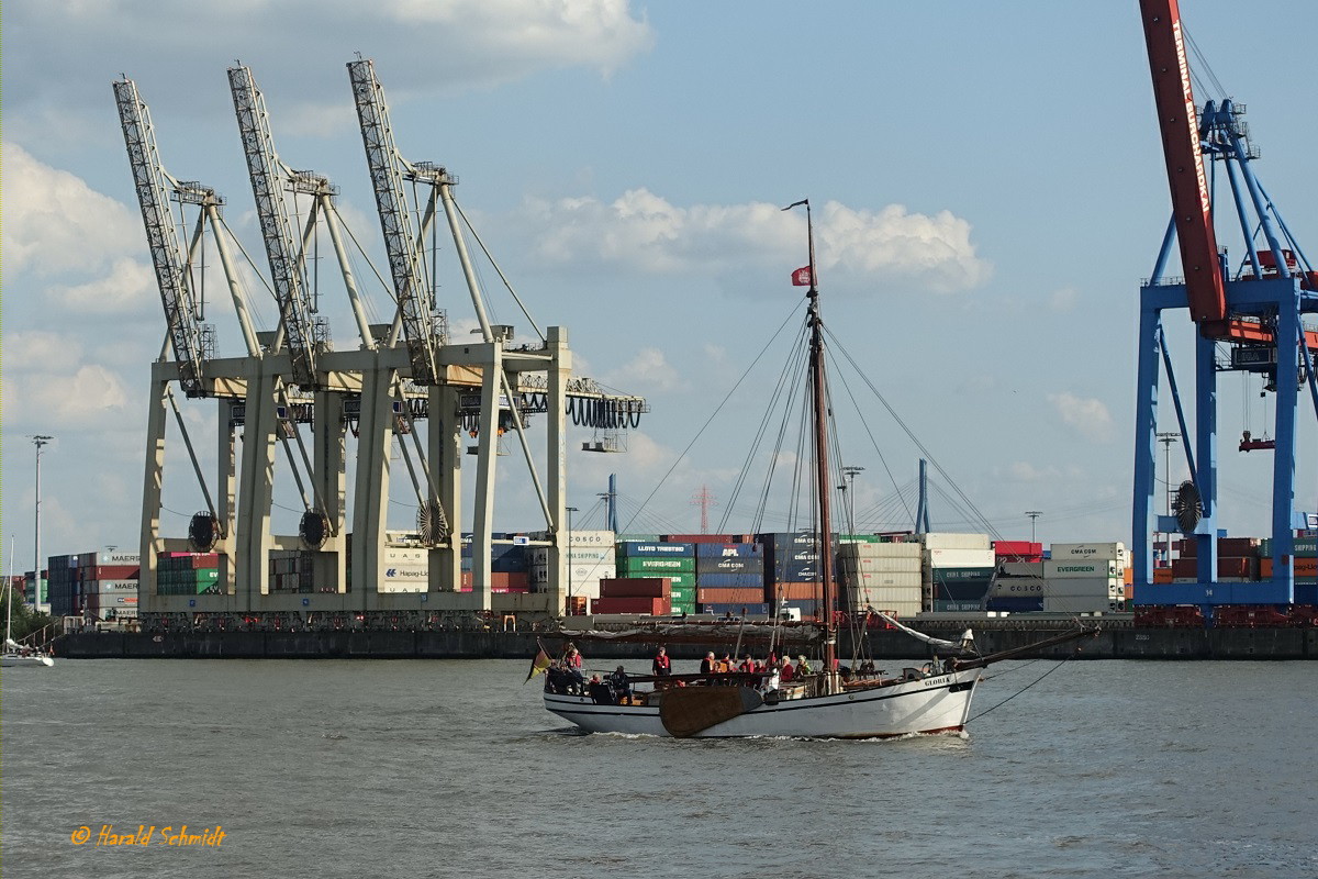 GLORIA am 14.8.2019, Hamburg, Elbe Höhe Övelgönne / 
Ex-Namen: MAX (1965-2001); WERNER (1965); D.W.6 (1935-1965); META II (1928-1935); GLORIA (1898-1928) /
Einmastiger Frachtewer, Gaffelgetakelt, heute Traditionsschiff / BRZ 20 /  Lüa 14,06 m, B 4,65 m / Segelfläche: 109 m² / 1 Diesel, Vetus-Deutz DT 43, 78 kW (106 PS)/ zugelassen für: 21 Pass. unter Motor, 16 unter Segel / gebaut 1998 bei D.W.Kremer & Sohn, Elmshorn, restauriert 2001-2008 / Eigner: Ewer GLORIA e.V. Elmshorn / Flagge: D, Heimathafen: Elmshorn /
