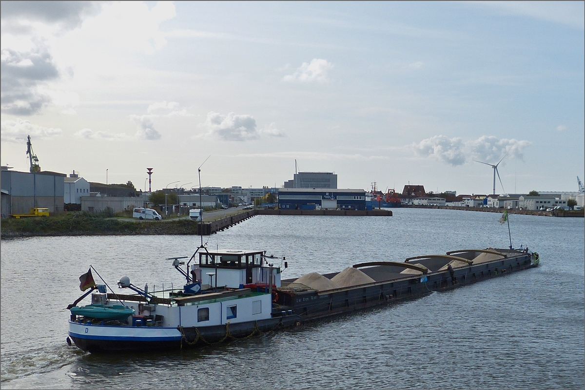 GMS „MELANIE“ (ENI 04603650), L 80 m: B 8,20 m; Tonnage 1071 t; ist aus der Schleuse in den Fischereihafen in Bremerhaven eingefahren.