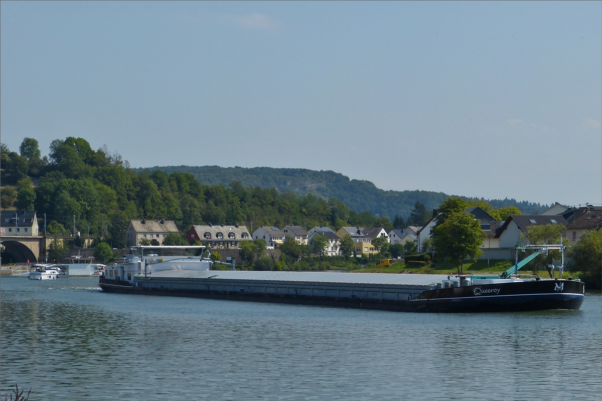 GMS „Queeroy“ BJ 2007; ENI 06105007; L 110 m; B 11,45 m; Tonnage 3279 t; Heimathafen Merksem; Flagge Belgien, auf der Mosel zu Berg, fährt nahe Wasserbillig an mir vorbei. Dahinter quert die Fähre  Santa maria II  die Mosel zwischen Wasserbillig und Oberbillig.  25.08.2019 