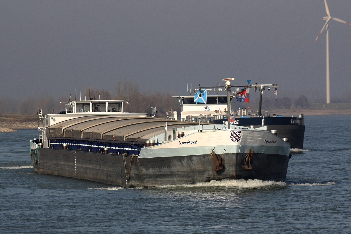 GMS A-Quadraat (EIN 02325946)erbaut Baujahr 1957 als TMS 1980 zum GMS umgebaut am 16.11.2018 auf dem Rhein bei Xanten zu Berg.