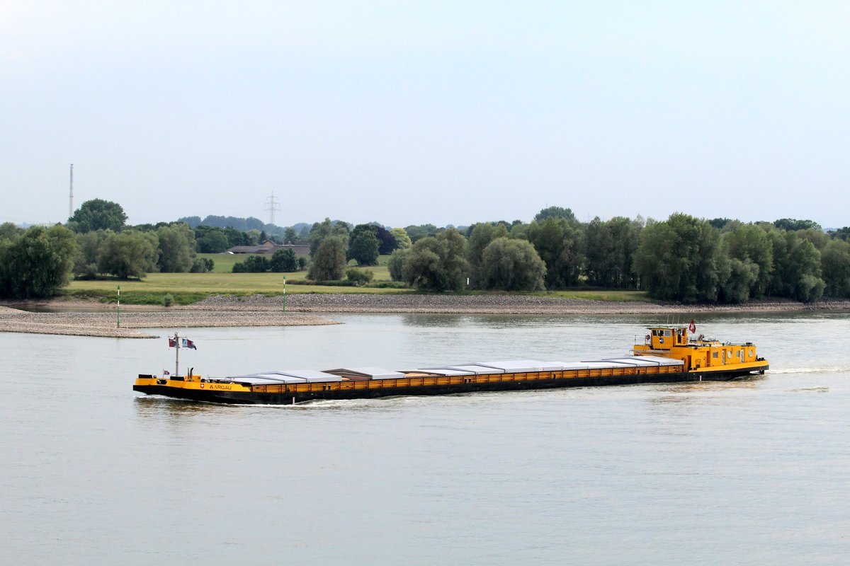 GMS Aargau (07001318 , 110 x 11,40m) , Bj. 1981 , fällt mit seinem zeitgenössigem Steuer/-Ruderhaus auf. Hier ist das GMS am 06.07.2017 auf Rhein-Bergfahrt bei Rees.