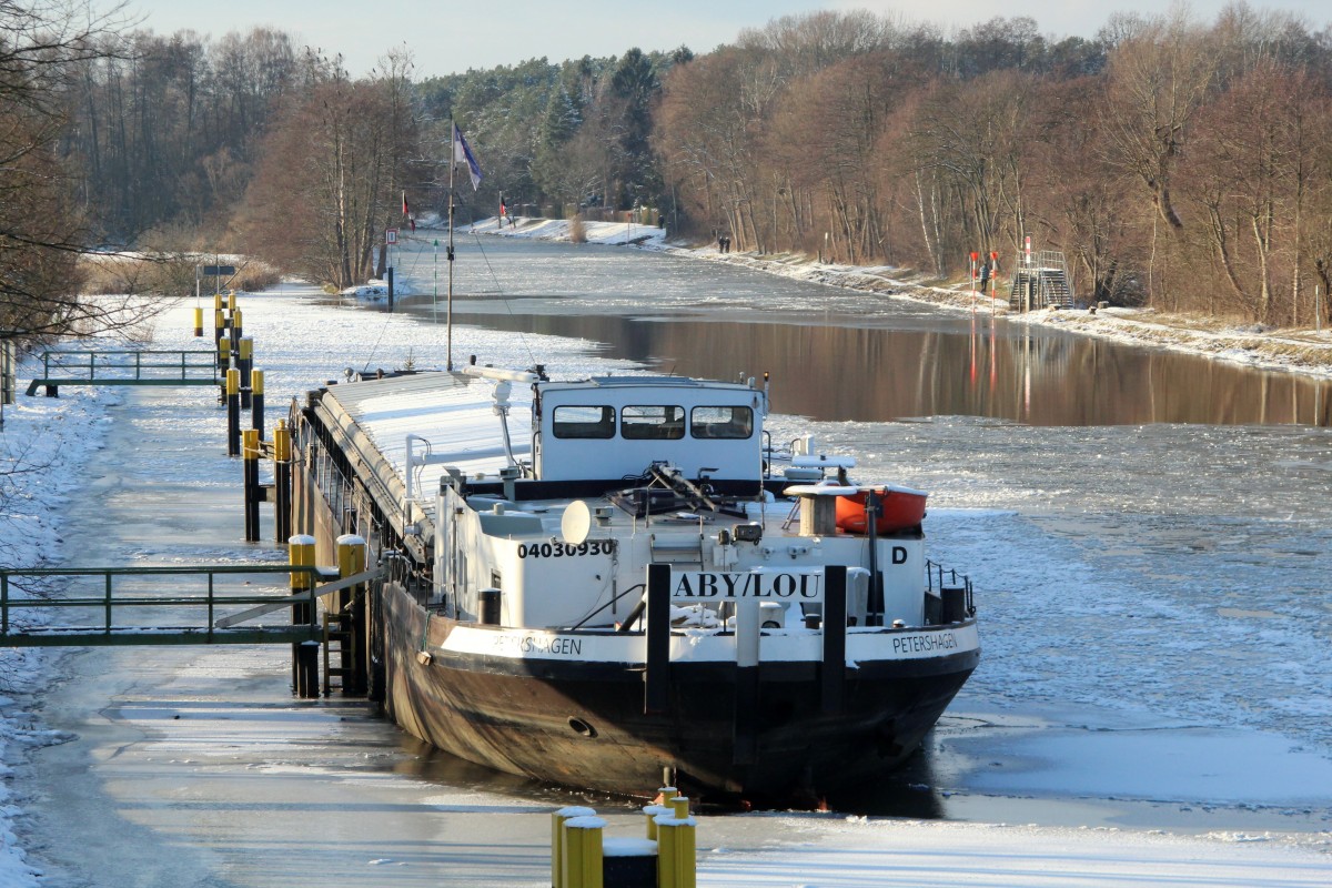 GMS Aby/Lou (04030930 , 67 x 8,2m) macht vielleicht  Eispause  am 19.01.2016 im Unterwasser der Schleuse Wernsdorf in der Oder-Spree Wasserstrasse.